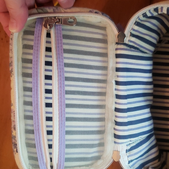 💥HOST PICK💥SMALL FABRIC COSMETIC TRAIN CASE - Picture 5 of 8